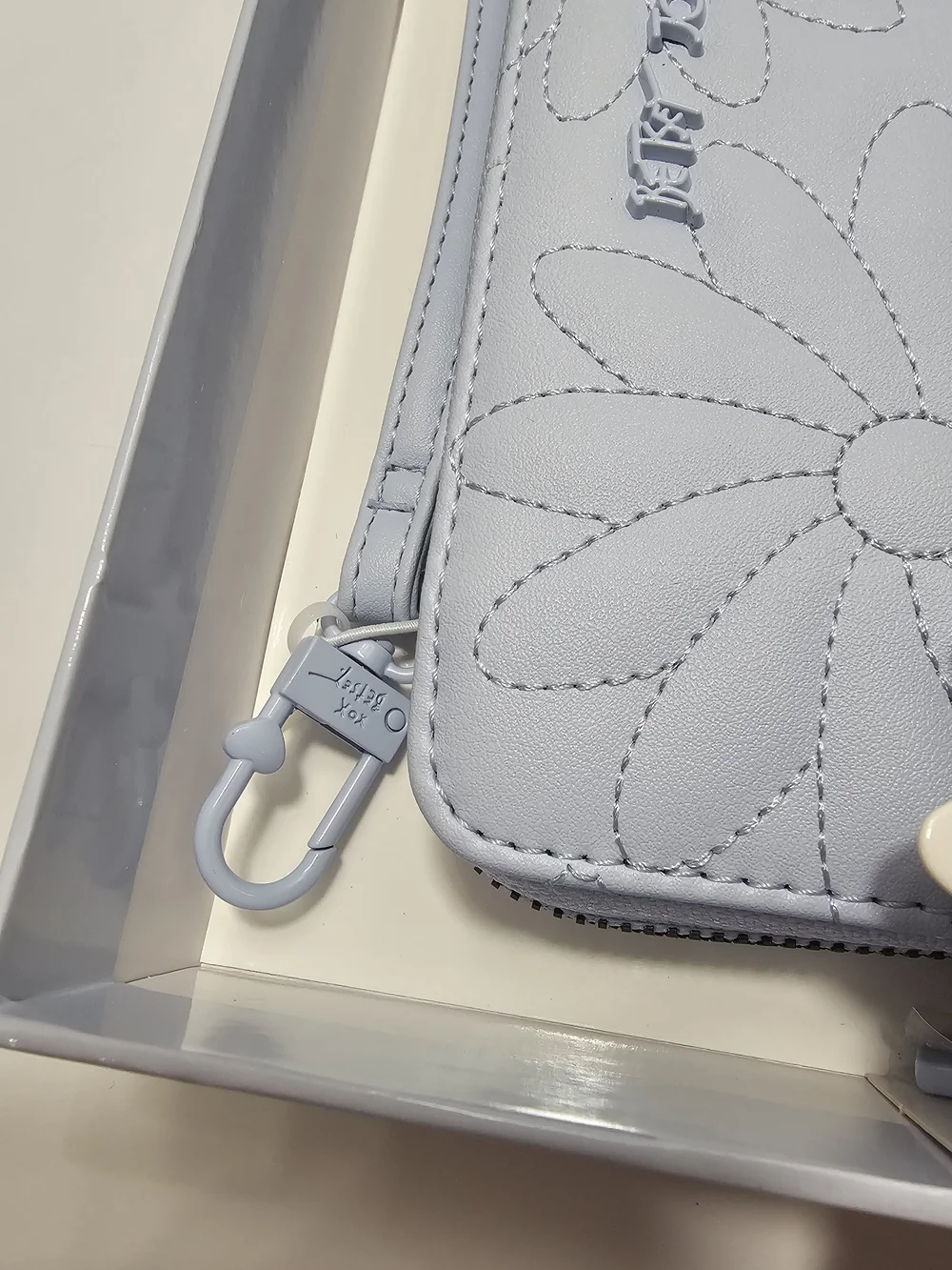 Betsey Johnson Light Blue Daisy Quilted Zip Around Wristlet Wallet NIB NWT